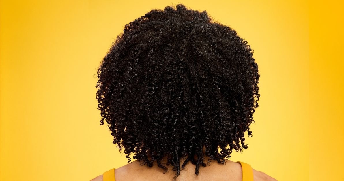 Sécher à l'air libre les cheveux bouclés sans frisottis : étapes pour chaque type de boucles