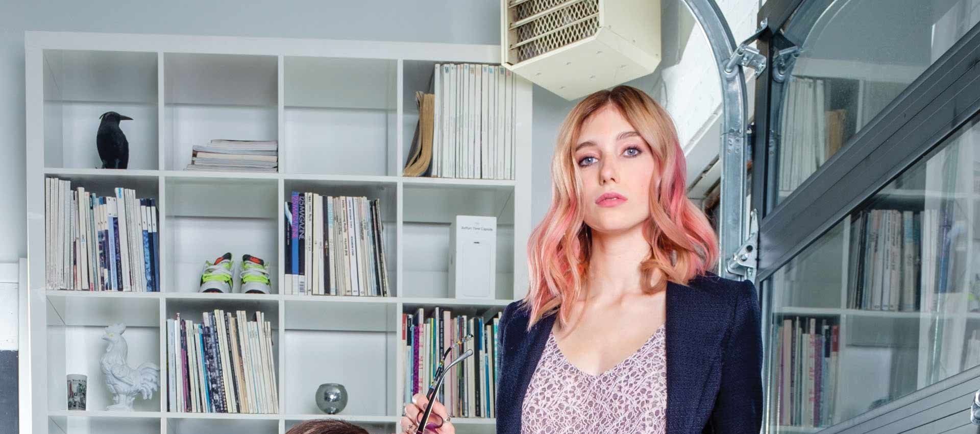 Les Cheveux de Couleur Conviennent-ils au Milieu du Travail?
